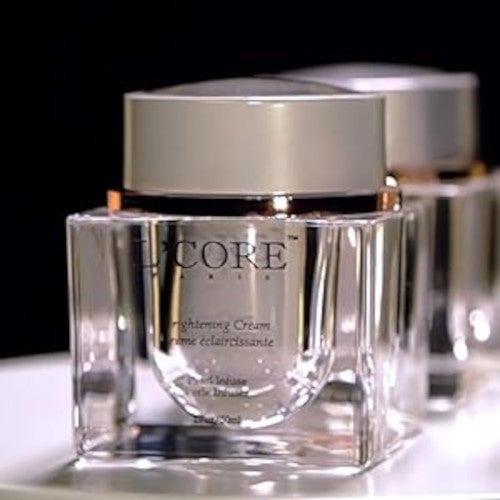 L'Core Paris Crema iluminadora facial con infusión de perlas - Fórmula única para corrección de manchas oscuras, antienvejecimiento, prevención de manchas de edad, mantiene la piel sana y joven - 1.7oz/50ml