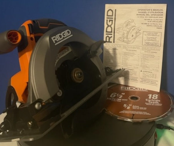 Kit combinado de taladro/destornillador inalámbrico RIDGID de 18 V de 1/2 pulg. y sierra circular de 6-1/2 pulg. con batería de 2,0 Ah y 4,0 Ah, cargador y bolsa